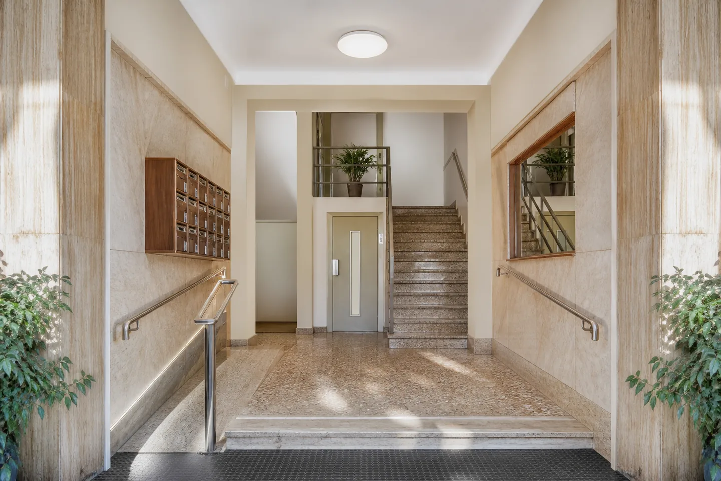 Portal representativo de un edificio residencial rehabilitado